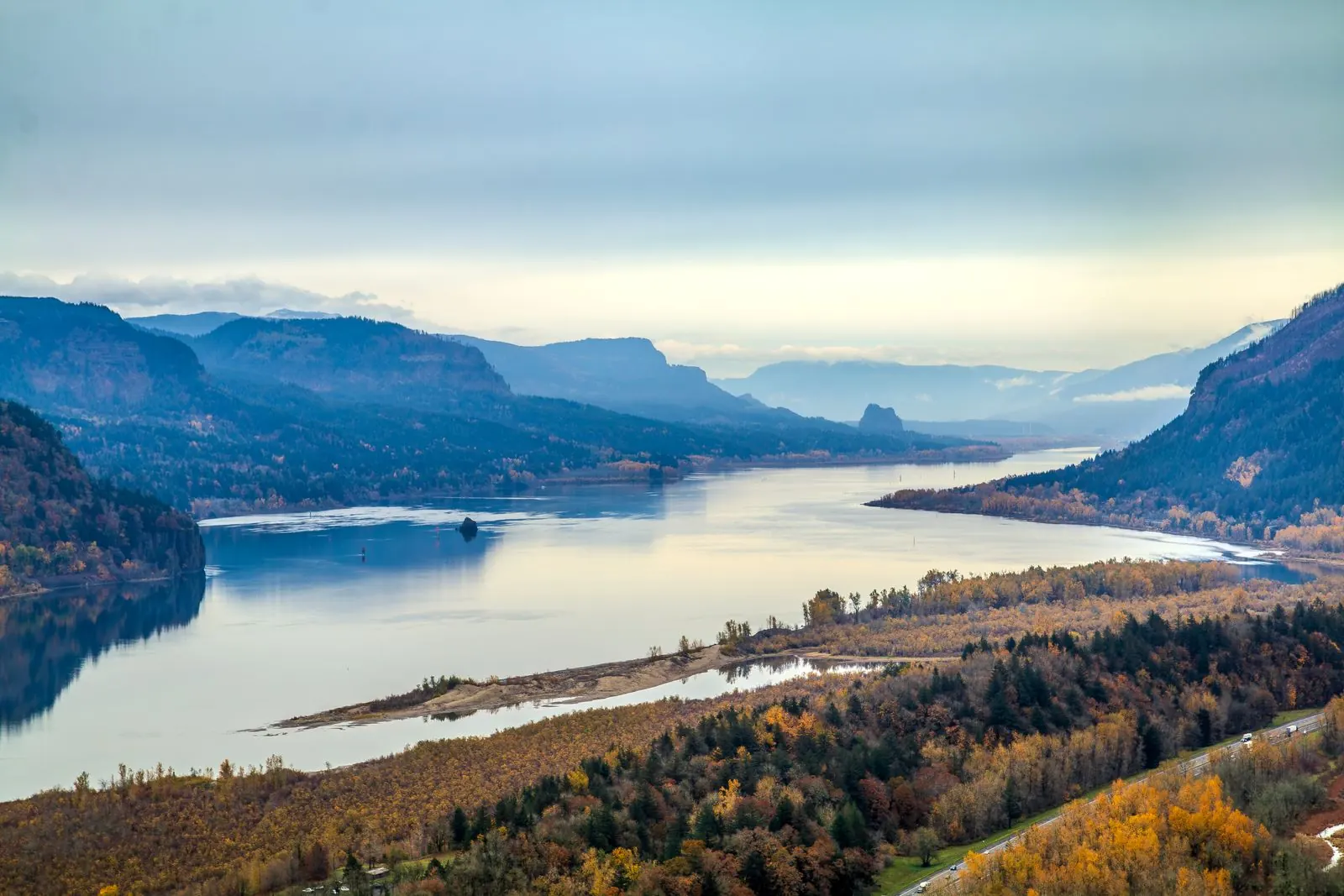 The Columbia River Gorge in Oregon in autumn